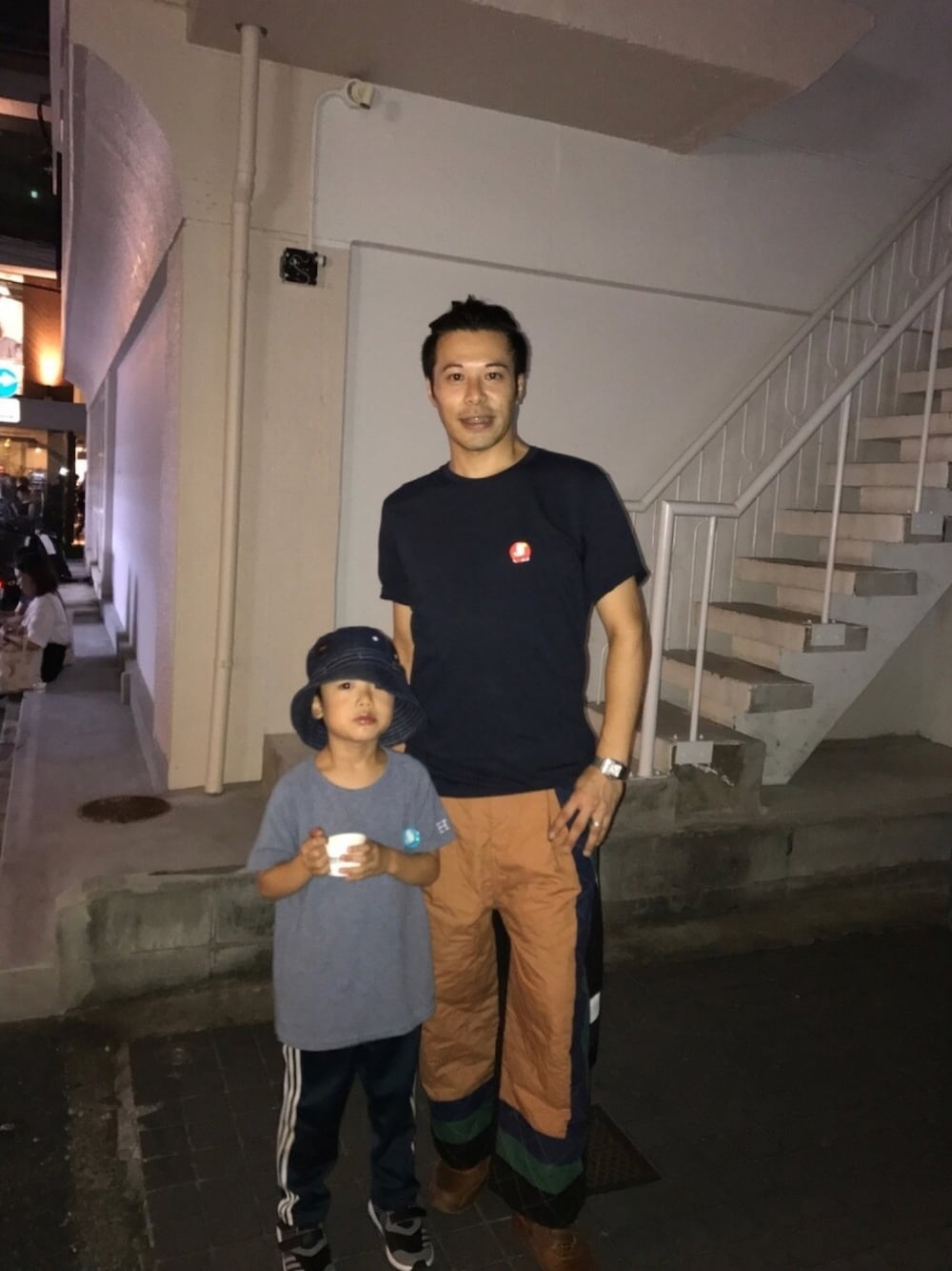 「VOGUE FASHION'S NIGHT OUT、大人カジュアル、秋のコーデ、休日スタイル、ワイドパンツ、CRAIG GREEN、ユニクロ、AIR MAX90、FashionsNightOut」｜「UNIQLOのスーピマコットンクルーネックT（半袖）（Tシャツ/カットソー、ブルー系）」を使った、マーチンさん（メンズ・170cm）の秋コーディネートの1枚目の写真