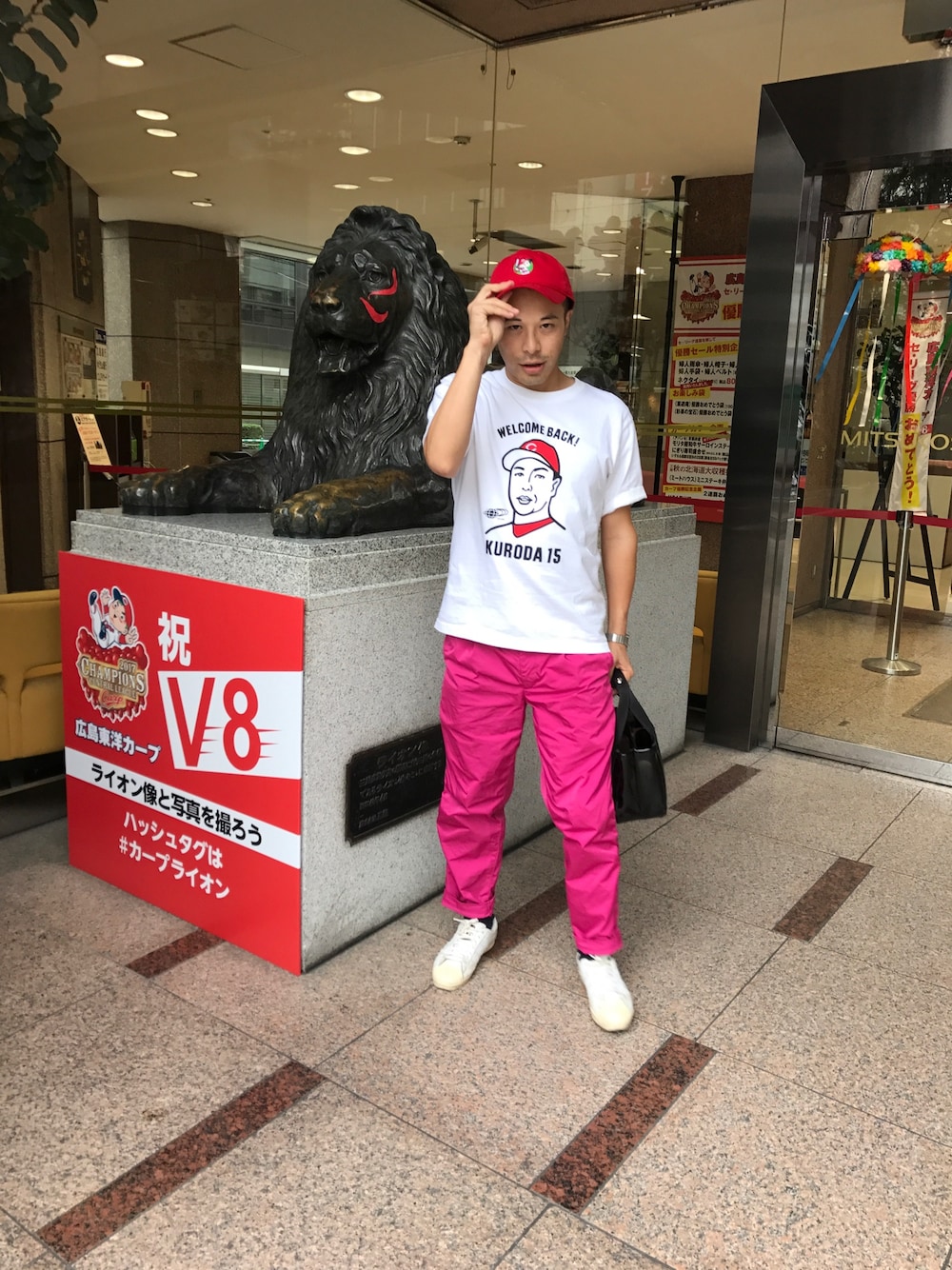 「シンプル、シンプルスタイル、ピンク、広島、広島人会、カープ、kolor、BEAMS、Nuggets、NuGgETEE」｜「NuggetsのNUGGETEE ビームス広島店限定（Tシャツ/カットソー、ホワイト系）」を使った、マーチンさん（メンズ・170cm）の秋コーディネートの1枚目の写真