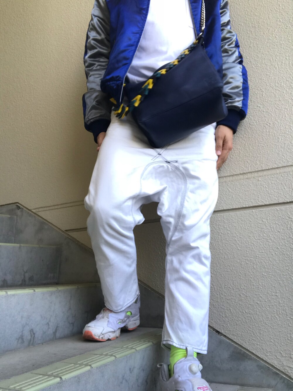 「おしゃれさんと繋がりたい、秋のコーデ、カジュアルコーデ、秋服、LOEWE、PUMP FURY、ganryu、Comme des Garcons SHIRT、おしゃれになりたい」｜「LOEWEのLOEWEのショルダーバック（ショルダーバッグ、ブルー系）」を使った、マーチンさん（メンズ・170cm）の秋コーディネートの1枚目の写真