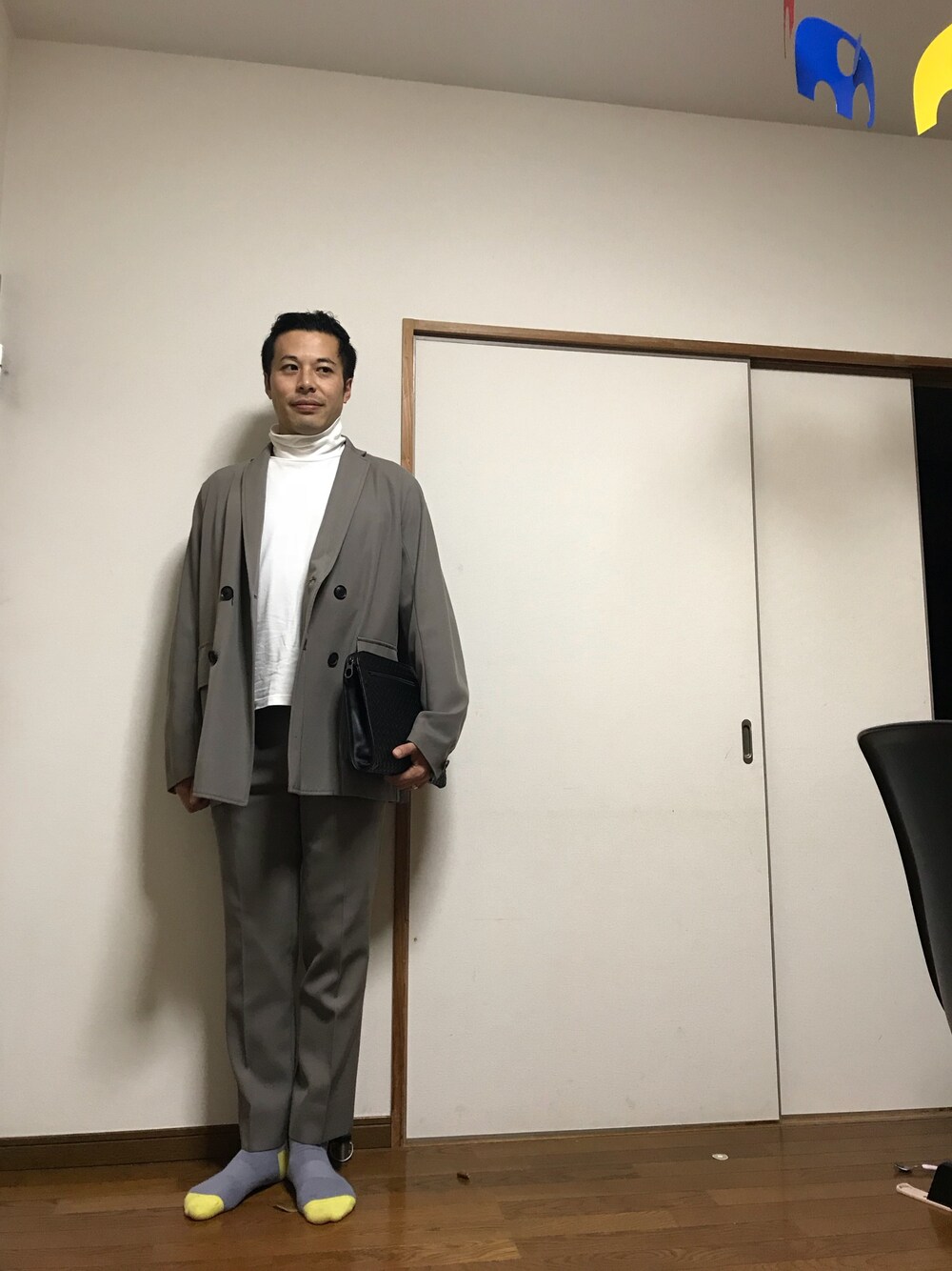 「大人カジュアル、セットアップ、セットアップスタイル、kolor、kolor / BEACON、BOTTEGA VENETA、きれいめカジュアル、クラッチバッグ」｜「kolorのkolorコート16WCM-C06105（ダウンジャケット/コート、ベージュ系）」を使った、マーチンさん（メンズ・170cm）の秋コーディネートの1枚目の写真