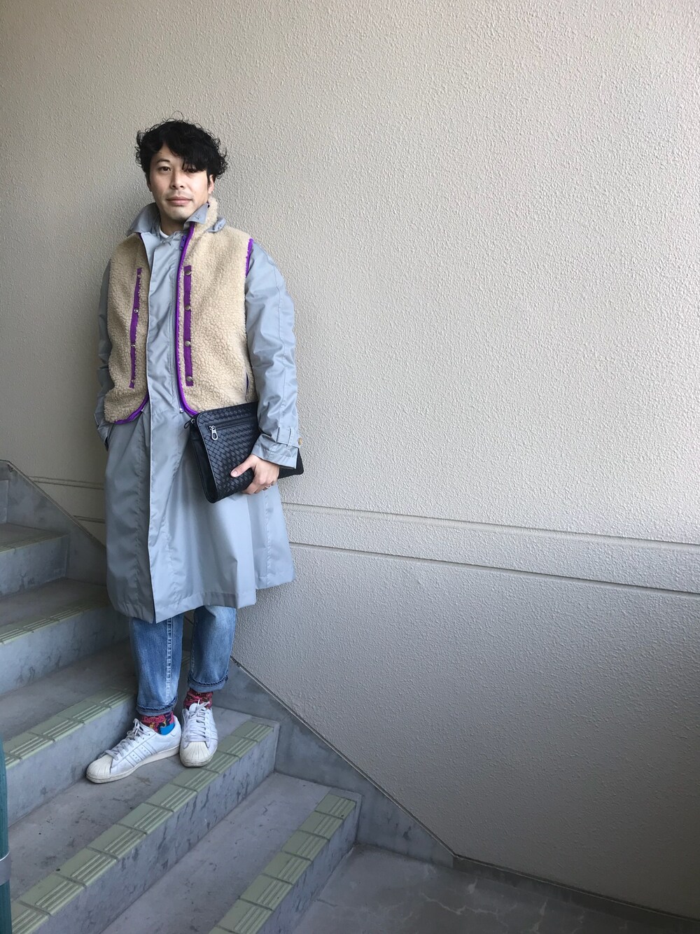 「大人カジュアル、冬コーデ、おしゃれさんと繋がりたい、kolor / BEACON、kolor、adidas superstar、SALEで買いました、デニムセットアップ、セットアップ、BOTTEGA VENETA」｜「kolor BEACONのkolor/beacon 17WBM-C3135（ステンカラーコート、グレー系）」を使った、マーチンさん（メンズ・170cm）の冬コーディネートの1枚目の写真