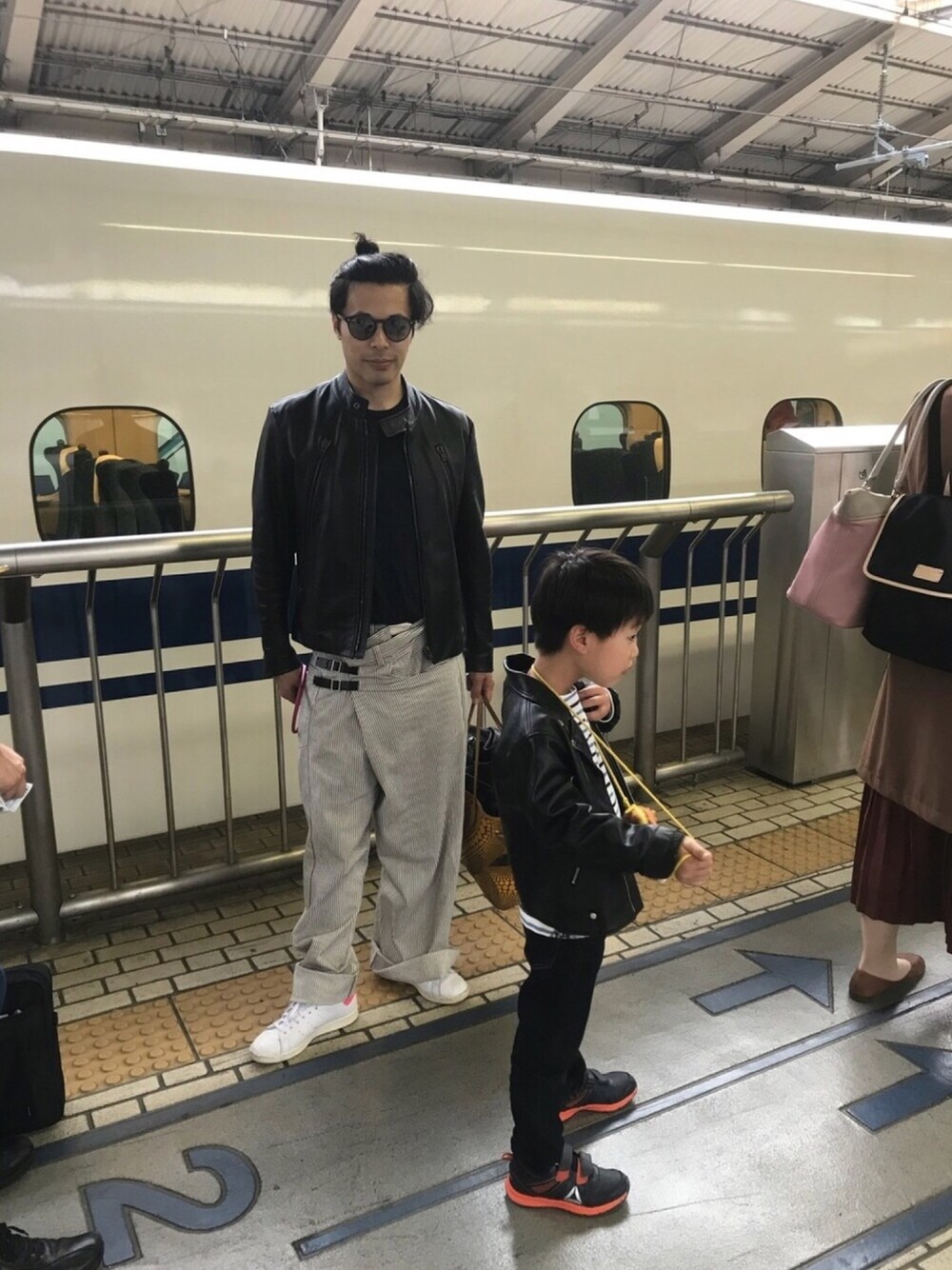 「オーバーサイズ、ビッグシルエット、UNIQLO、Maison Martin Margiela、ライダース、おしゃれさんと繋がりたい、FACETASM、ワイドパンツ、LouisVuitton」｜「green label relaxingのライダースジャケット（ライダースジャケット、ブラック系）」を使った、マーチンさん（メンズ・170cm）の春コーディネートの1枚目の写真