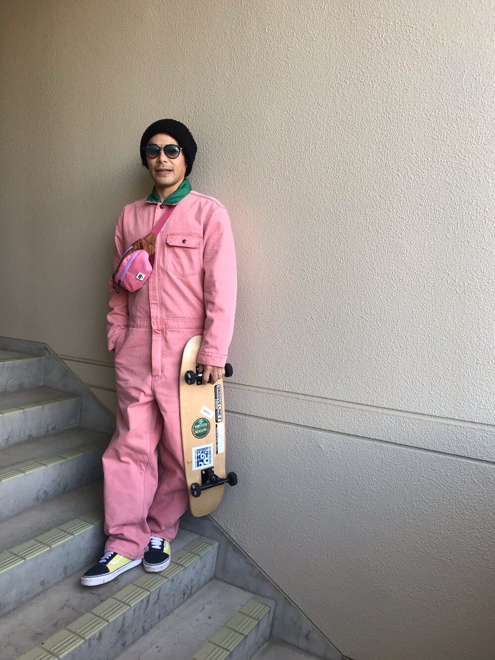「秋冬コーデ、オトナカジュアル、supreme、oldskool、キレイめ、ジャンプスーツ、デニムジャンプスーツ、ウエストポーチ、広島人会」｜「OPENING CEREMONYのOpening Ceremonyミニバック（ボディバッグ/ウエストポーチ、ピンク系）」を使った、マーチンさん（メンズ・172cm）の秋コーディネートの1枚目の写真