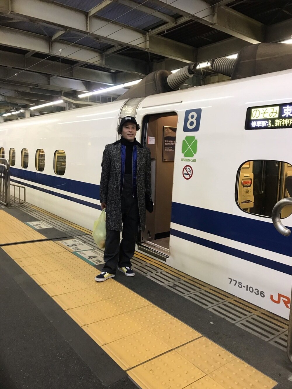 「新年一発目、おしゃれさんと繋がりたい、ユニクロ、大人カジュアル、ootd、コート、ブルゾン、オーバーオール、オーバーオール普及協会、クラッチバッグ」｜「COMME des GARCONS SHIRT BOYのComme des Garcons SHIRT boyブルゾン（ブルゾン、ブルー系）」を使った、マーチンさん（メンズ・172cm）の冬コーディネートの1枚目の写真