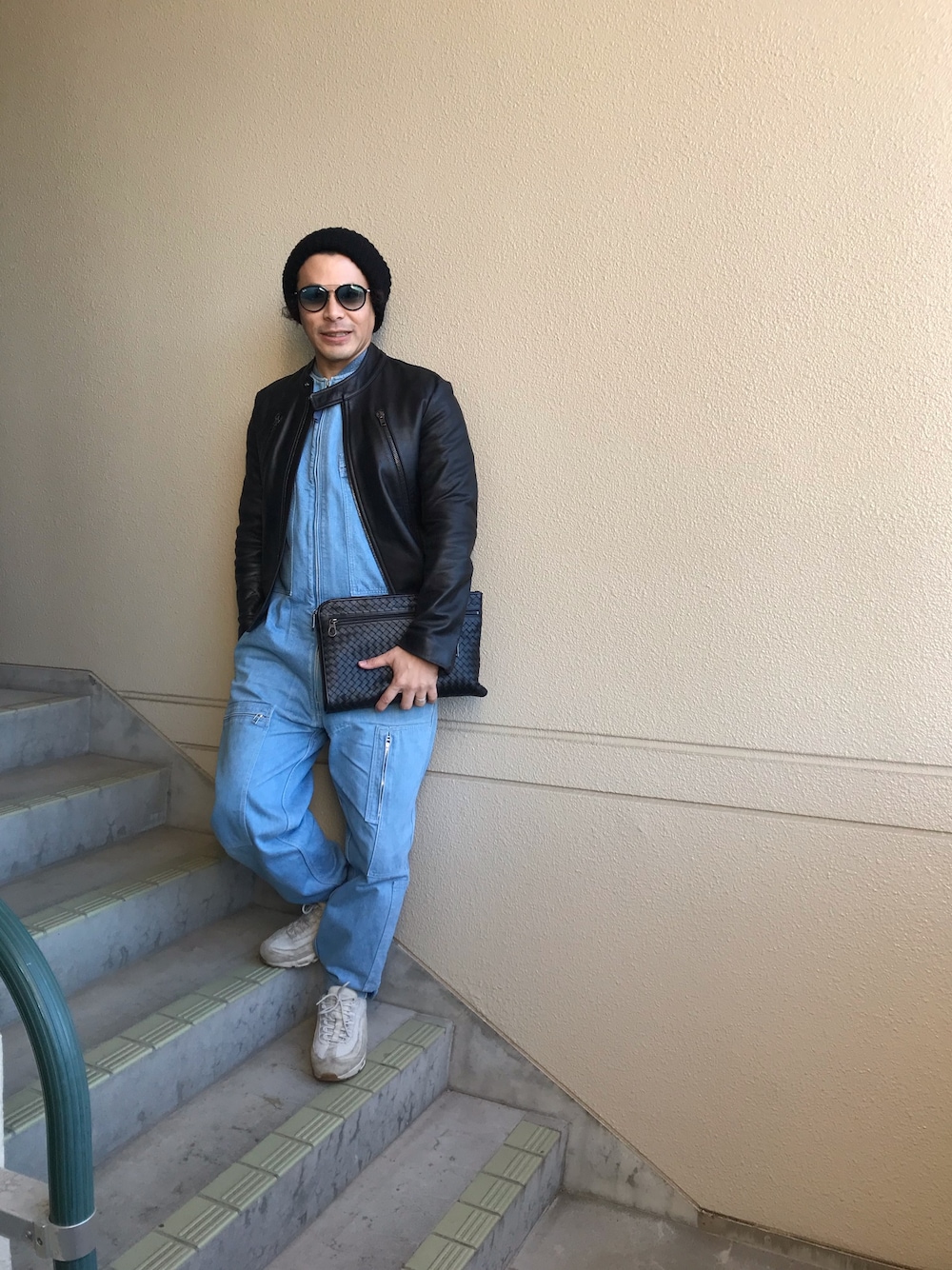 「カジュアルコーデ、冬、おしゃれさんと繋がりたい、クラッチバッグ、ニット帽、ジャンプスーツ、AMBUSH、Maison Martin Margiela、量産型にはなりたくないよ」｜「BOTTEGA VENETAのBOTTEGA VENETAクラッチバック（クラッチバッグ、ブラック系）」を使った、マーチンさん（メンズ・172cm）の冬コーディネートの1枚目の写真
