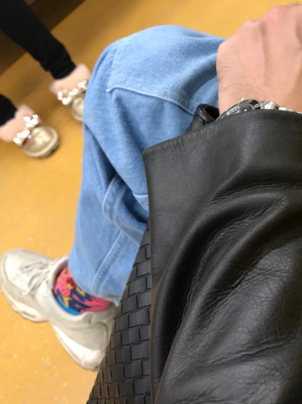 「カジュアルコーデ、シンプルコーデ、冬、スニーカーコーデ、冬コーデ、クラッチバッグ、BOTTEGA VENETA、AMBUSH、Maison Martin Margiela、量産型にはなりたくないよ」｜「MARTIN MARGIELAのレザーライダースJKT（ライダースジャケット、ブラック系）」を使った、マーチンさん（メンズ・172cm）の冬コーディネートの1枚目の写真