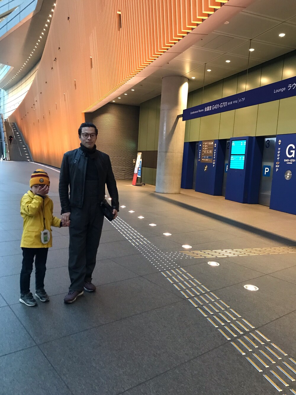 「おしゃれさんと繋がりたい、冬コーデ、ootd、黒、スニーカー、オトナカジュアル、休日スタイル、UNIQLO」｜「BOTTEGA VENETAのBOTTEGA VENETAクラッチバック（クラッチバッグ、ブラック系）」を使った、マーチンさん（メンズ・172cm）の冬コーディネートの1枚目の写真