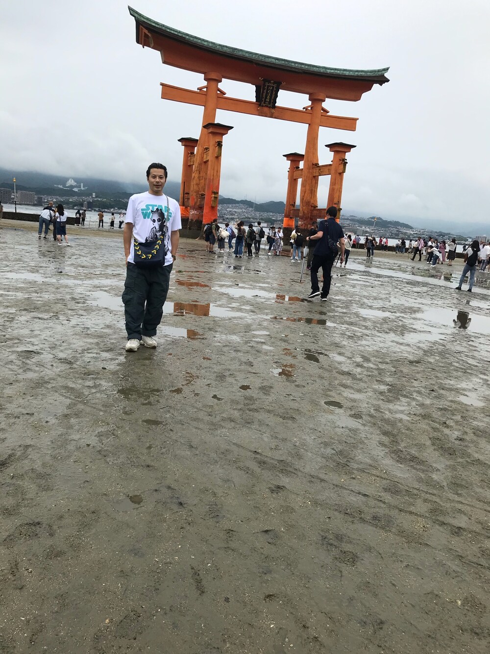 「uniqro u、ユニクロ、LOEWE、BOTTEGA VENETA、おしゃれさんと繋がりたい、オトナカジュアル、夏だ！Tシャツ着よう！、UNIQLO」｜「LOEWEのLOEWEのショルダーバック（ショルダーバッグ、ブルー系）」を使った、マーチンさん（メンズ・172cm）の夏コーディネートの1枚目の写真
