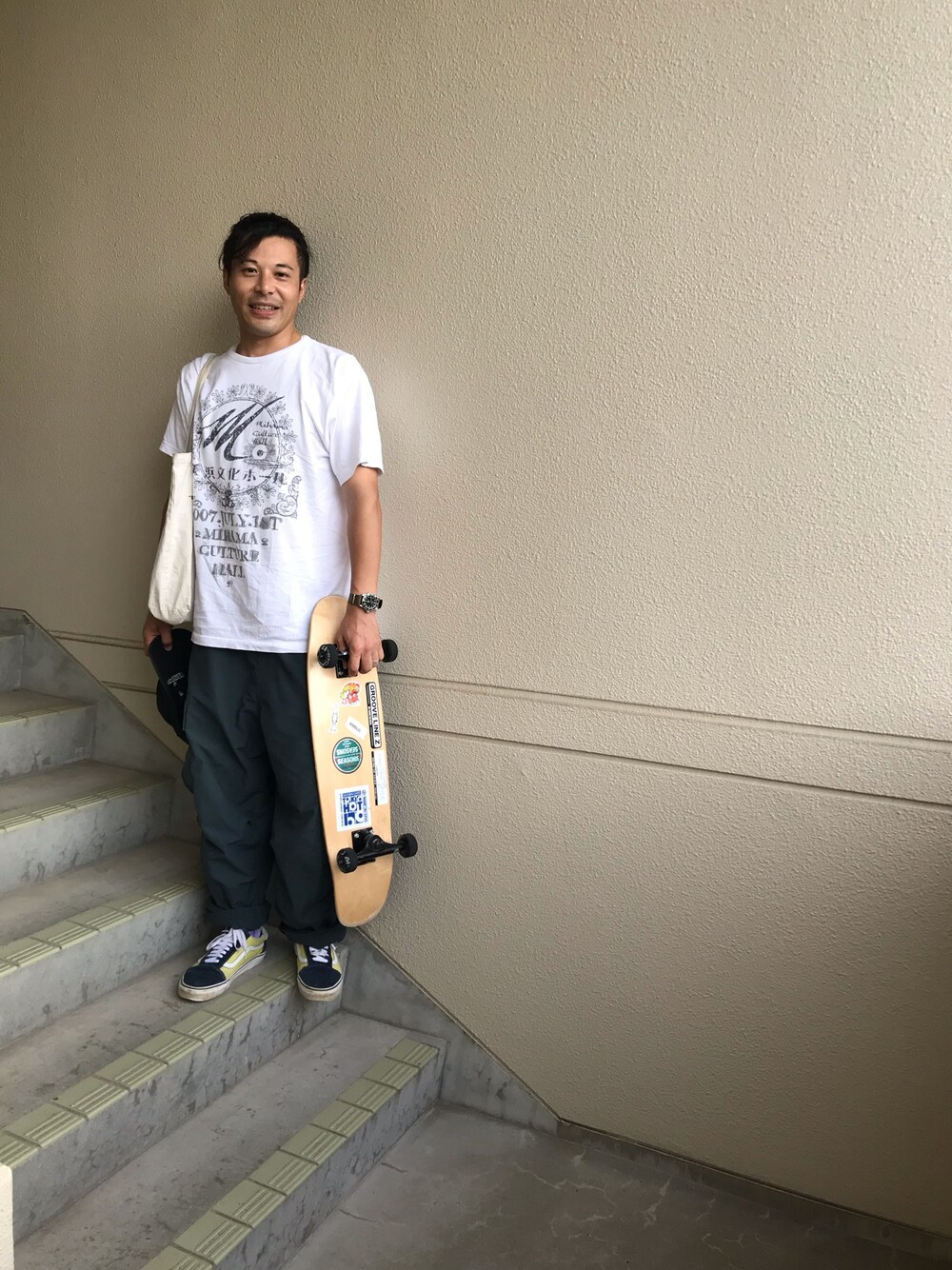 「お洒落さんとつながりたい、低身長、大人カジュアル、休日スタイル、uniqro u、skateboard、美浜、白Tシャツ」｜「ムラサキスポーツのSkateBoard（スポーツグッズ、ブラウン系）」を使った、マーチンさん（メンズ・172cm）の夏コーディネートの1枚目の写真