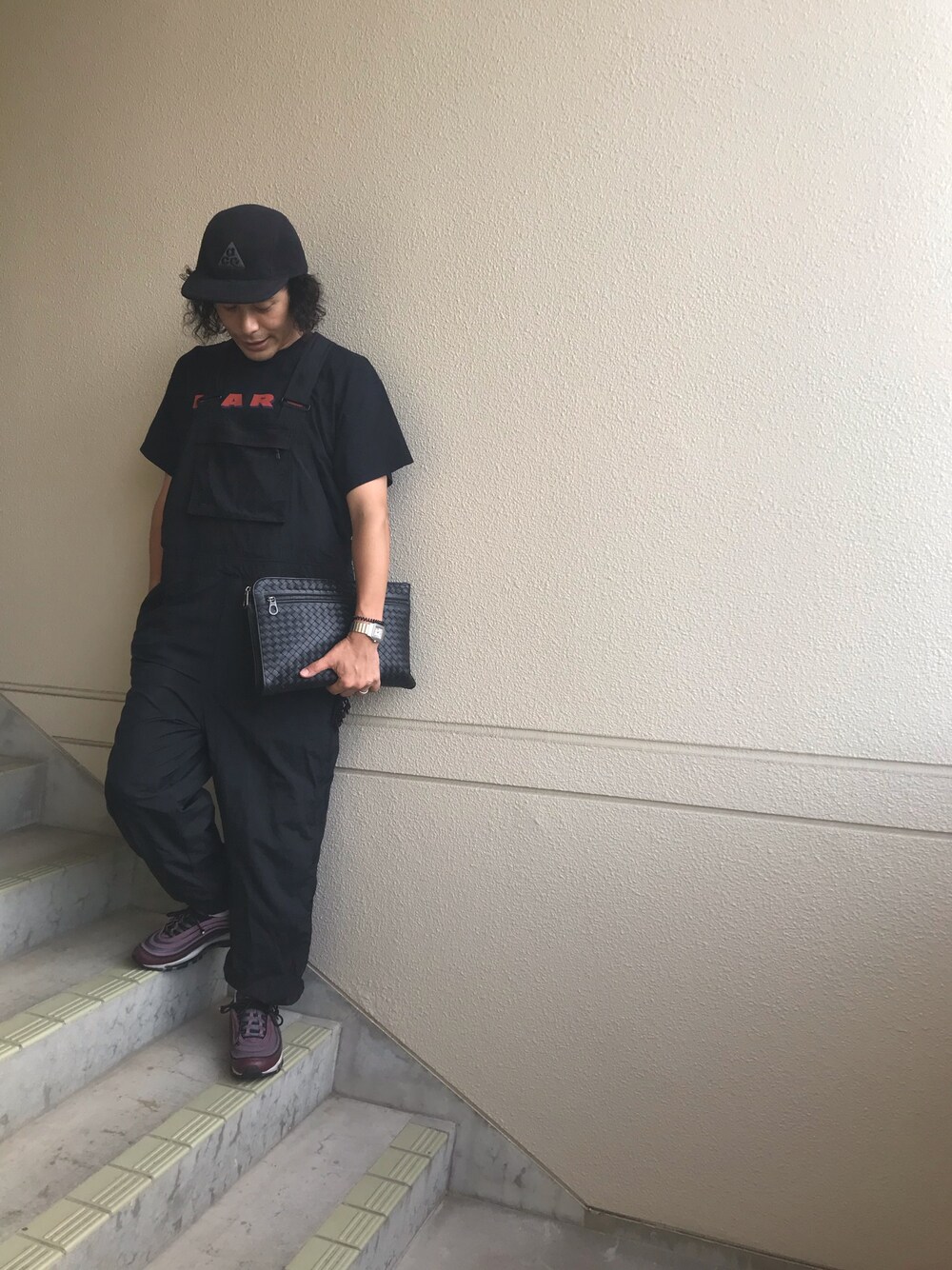 「大人トレンドカジュアル、秋のコーデ、今日のコーデ、大人カジュアル、スニーカー、きれいめカジュアル、BOTTEGA VENETA、nike acg、クラッチバッグ」｜「NIKE ACGのNikeLab ACG As M Nrg Acg Overalls Wvn (CD7631-010)（サロペット/オーバーオール、ブラック系）」を使った、マーチンさん（メンズ・172cm）の秋コーディネートの1枚目の写真