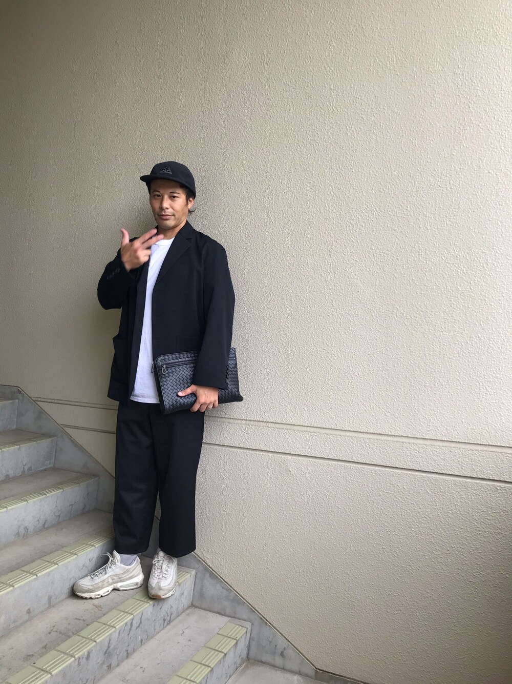「ラブアンドピース2019、秋のコーデ、シンプルコーデ、お洒落さんとつながりたい、オトナカジュアル、休日スタイル、ブラック、NIKE、いいね、save、フォローお願いします🤑」｜「BOTTEGA VENETAのBOTTEGA VENETAクラッチバック（クラッチバッグ、ブラック系）」を使った、マーチンさん（メンズ・172cm）の秋コーディネートの1枚目の写真