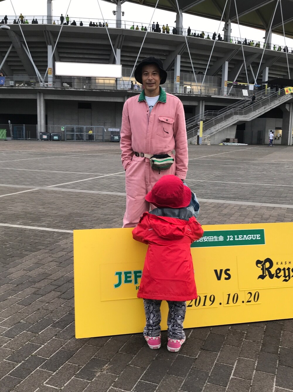 「おしゃれさんと繋がりたい、休日スタイル、秋のコーデ、今日のコーデ、大人カジュアル、スニーカーコーデ、ootd、いいね、save、フォローお願いします🤑、オーバーオール普及協会、オーバーオール」｜「adidasのベビー キッズ アディダス スネーク ジャージ上下セット adidas FIREBIRD SNAKE AB1835（ジャージ、ブラウン系）」を使った、マーチンさん（メンズ・172cm）の秋コーディネートの1枚目の写真