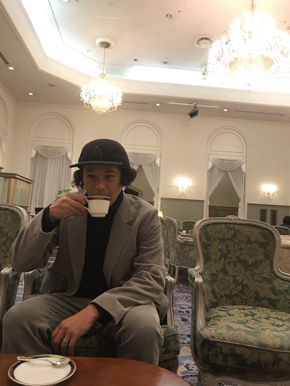 「おしゃれさんと繋がりたい、秋のコーデ、きれいめカジュアル、アースカラー、セットアップ、AURALEE、コーデュロイ、キャップ」｜「NIKEのNIKE ACG Cap（キャップ、ブラック系）」を使った、マーチンさん（メンズ・172cm）の冬コーディネートの1枚目の写真