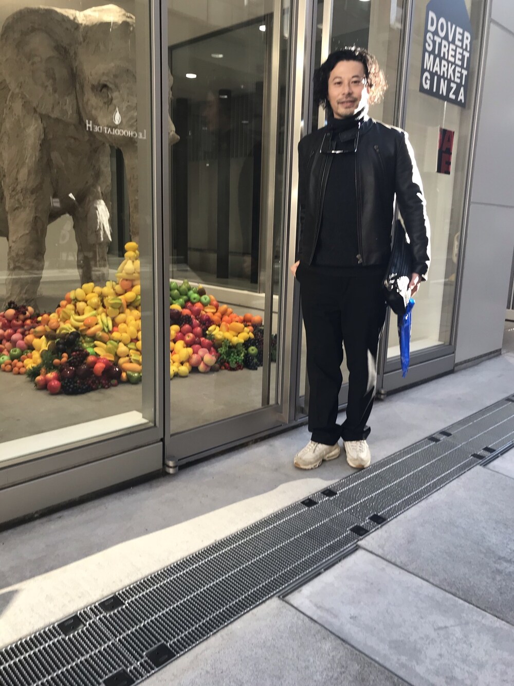 「シンプル、大人カジュアル、黒、ブラックコーデ、おしゃれさんと繋がりたい、低身長、ユニクロ、スニーカー、オトナカジュアル」｜「H　BEAUTY&YOUTH UNITED ARROWSの＜H＞LOGO GLASS CORD/ｸﾞﾗｽｺｰﾄﾞ（その他小物、パープル系）」を使った、マーチンさん（メンズ・172cm）の冬コーディネートの1枚目の写真