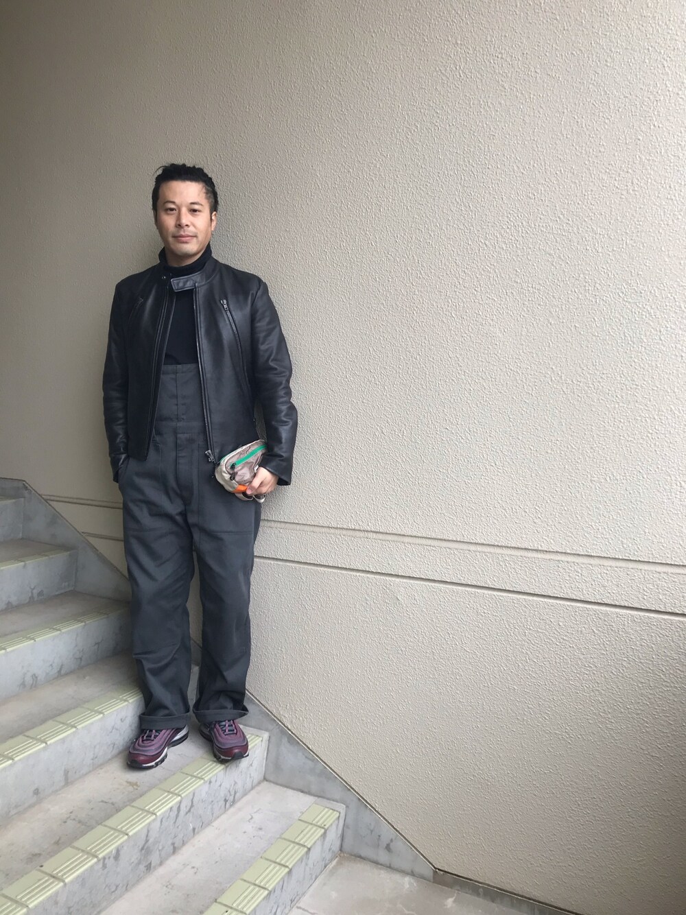 「冬アウター着回しチャレンジ、おしゃれさんと繋がりたい、冬コーデ、きれいめカジュアル、UNIQLO、ライダース、オーバーオール、オーバーオール普及協会」｜「MARTIN MARGIELAのレザーライダースJKT（ライダースジャケット、ブラック系）」を使った、マーチンさん（メンズ・172cm）の冬コーディネートの1枚目の写真