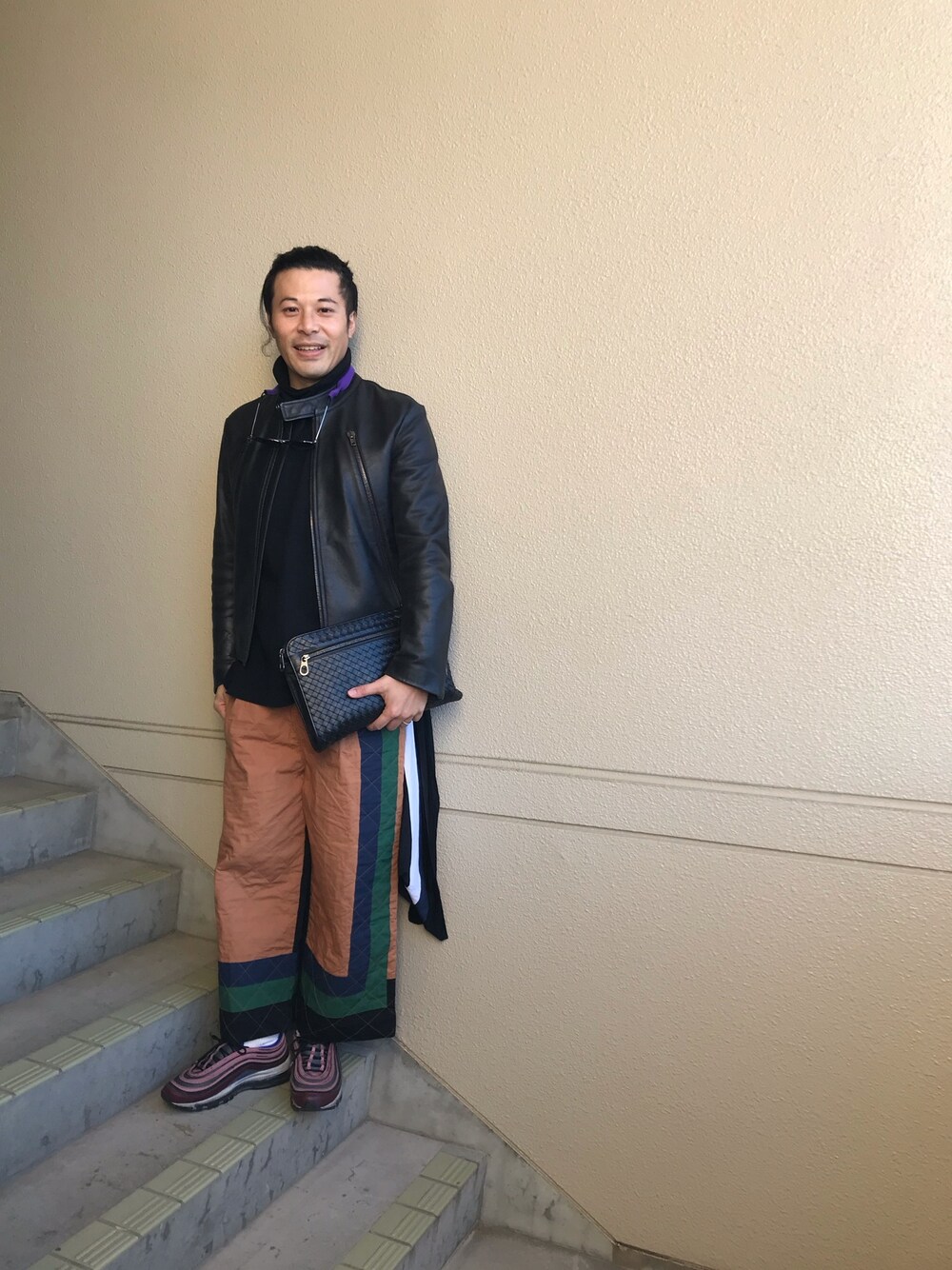 「お洒落さんとつながりたい、オトナカジュアル、スニーカーコーデ、冬コーデ、ワイドパンツ、クラッチバッグ、BOTTEGA VENETA、CRAIG GREEN、大人コーデ」｜「BOTTEGA VENETAのBOTTEGA VENETAクラッチバック（クラッチバッグ、ブラック系）」を使った、マーチンさん（メンズ・172cm）の冬コーディネートの1枚目の写真
