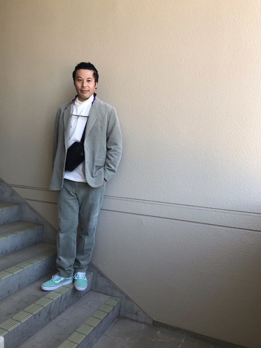 「シンプルコーデ、春コーデ、カジュアルコーデ、スニーカーコーデ、オトナカジュアル、ootd、キレイめ、AURALEE、BOTTEGA VENETA、ワントーンコーデ」｜「BOTTEGA VENETAのBOTTEGA VENETA（ショルダーバッグ、ブラック系）」を使った、マーチンさん（メンズ・172cm）の冬コーディネートの1枚目の写真