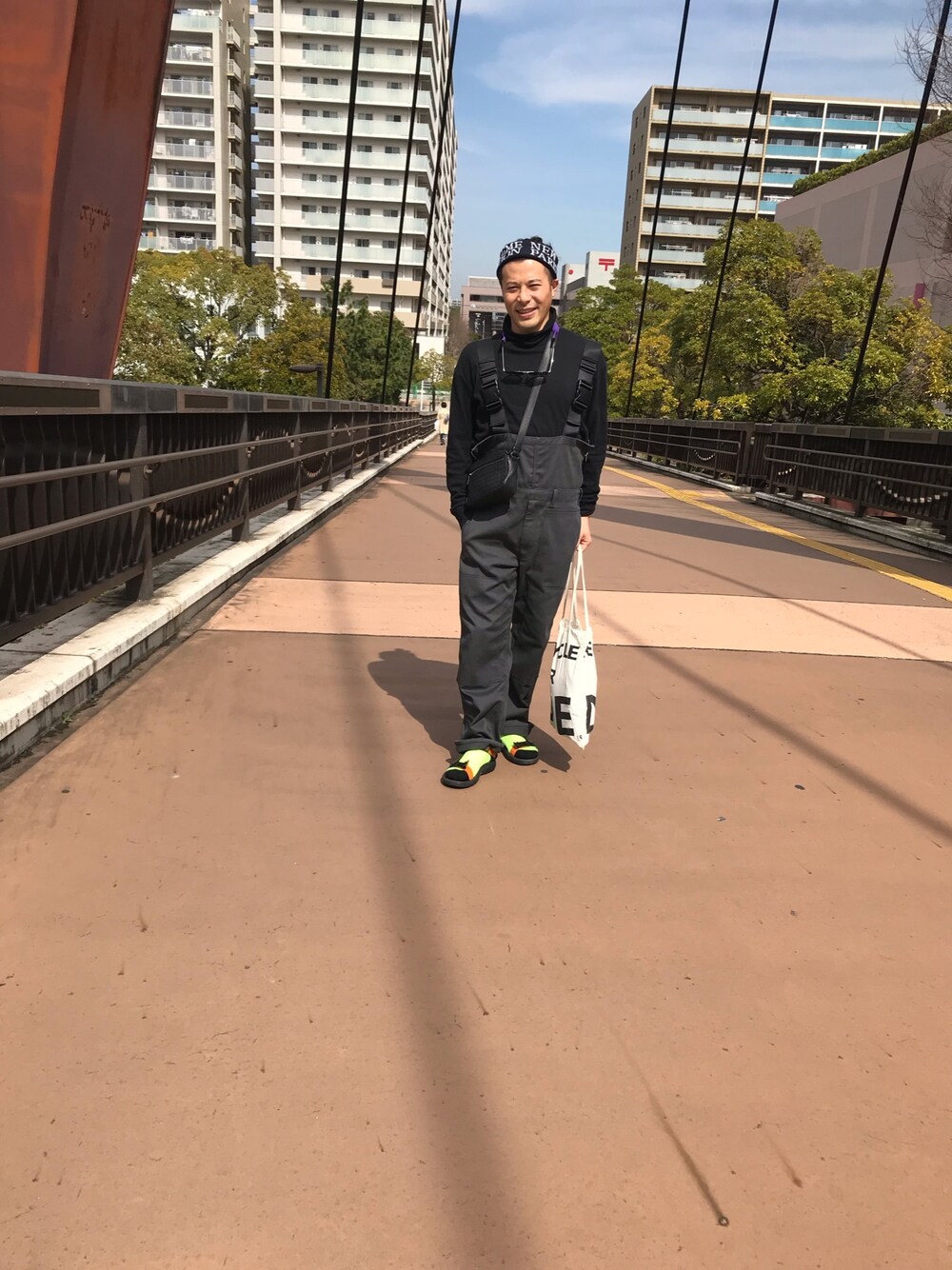 「おしゃれさんと繋がりたい、オトナカジュアル、きれいめカジュアル、低身長、ストリート、BOTTEGA VENETA、ワントーンコーデ、supreme、ストリートMIX」｜「BOTTEGA VENETAのBOTTEGA VENETA（ショルダーバッグ、ブラック系）」を使った、マーチンさん（メンズ・172cm）の春コーディネートの1枚目の写真