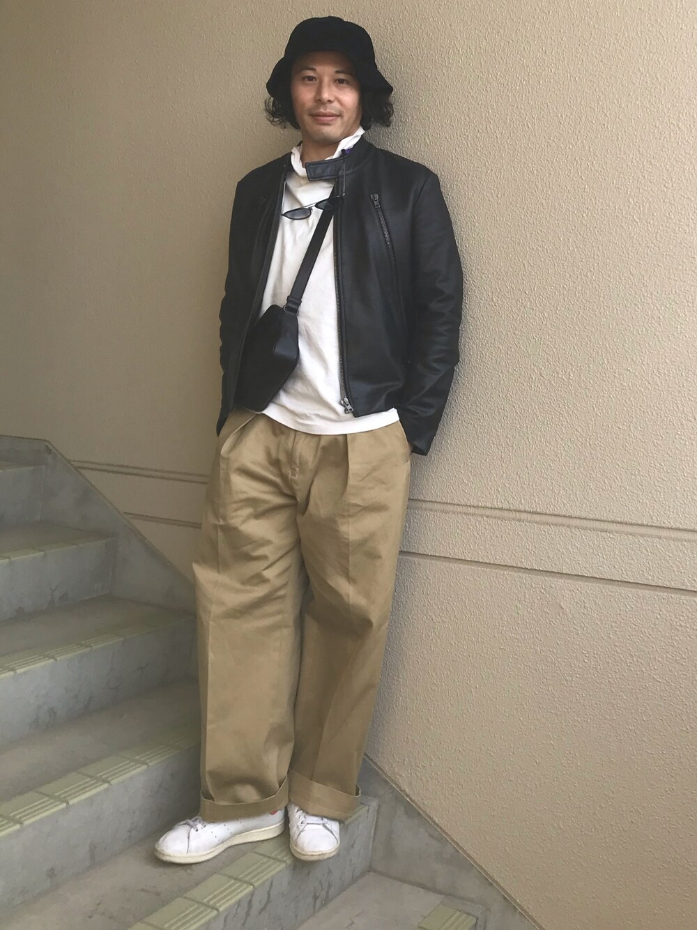 「おしゃれさんと繋がりたい、休日コーデ、シンプルコーデ、ライダース、Maison Martin Margiela、BOTTEGA VENETA、united arrows、UNITED ARROWS & SONS、ライダースジャケット、オトナカジュアル」｜「BOTTEGA VENETAのBOTTEGA VENETA（ショルダーバッグ、ブラック系）」を使った、マーチンさん（メンズ・172cm）の春コーディネートの1枚目の写真