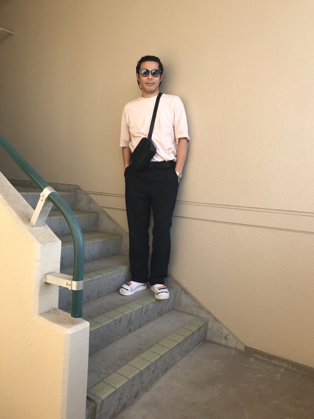 「おしゃれさんと繋がりたい、はるコーデ、シンプル、大人カジュアル、ootd、AMBUSH、AURALEE、BOTTEGA VENETA、サンダルに靴下」｜「BOTTEGA VENETAのBOTTEGA VENETA（ショルダーバッグ、ブラック系）」を使った、マーチンさん（メンズ・172cm）の春コーディネートの1枚目の写真