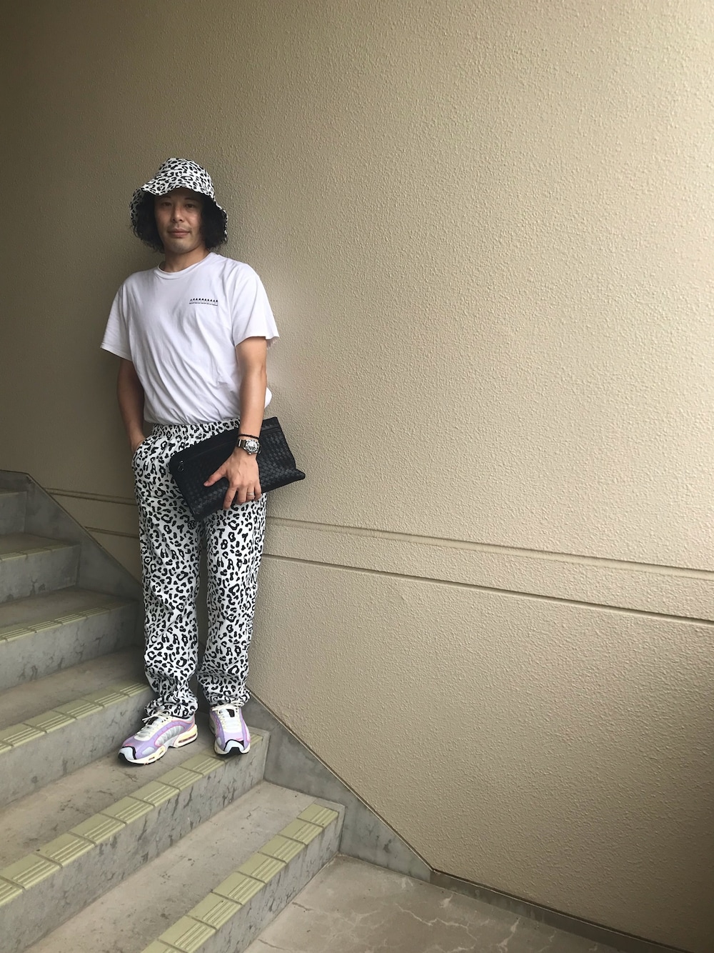 「夏コーデ、シンプルコーデ、オトナカジュアル、白Tシャツ、vynerarticles、クラッチバッグ、BOTTEGA VENETA、バゲットハット」｜「BOTTEGA VENETAのBOTTEGA VENETAクラッチバック（クラッチバッグ、ブラック系）」を使った、マーチンさん（メンズ・172cm）の夏コーディネートの1枚目の写真