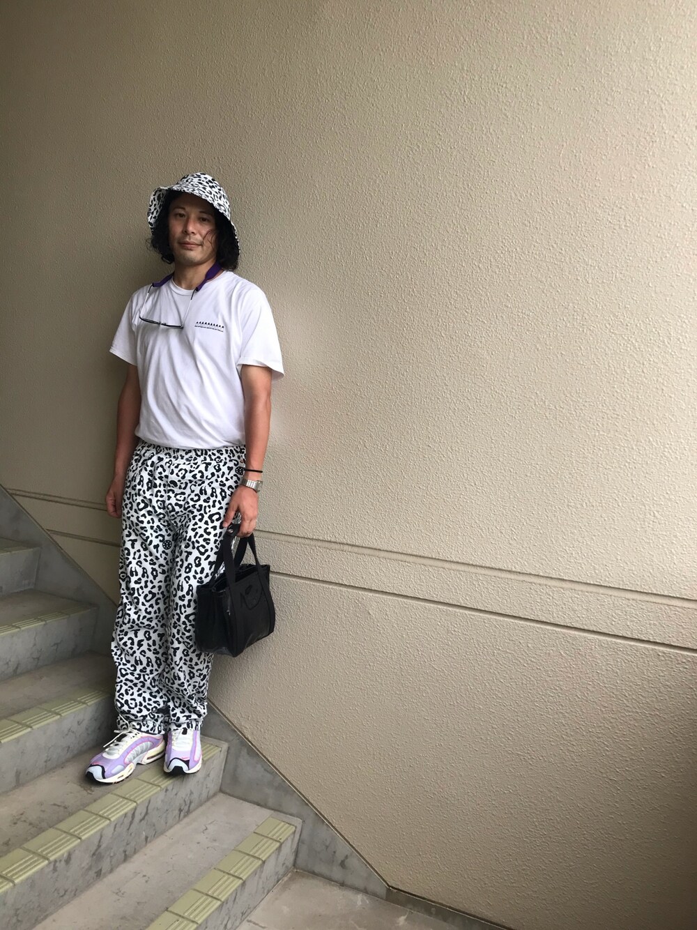 「おしゃれさんと繋がりたい、夏だ！Tシャツ着よう！、夏コーデ、白Tシャツ、ootd、vynerarticles、スニーカー、レオパード」｜「no brandのCHACOLI DSMG限定（ハンドバッグ、ブラック系）」を使った、マーチンさん（メンズ・172cm）の夏コーディネートの1枚目の写真
