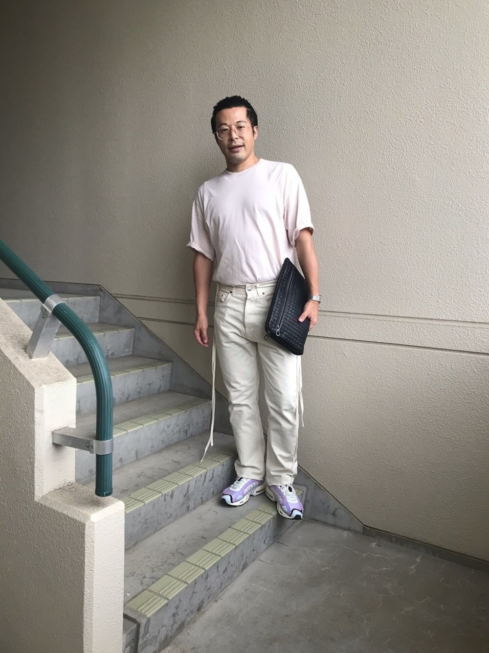 「シンプルコーデ、休日スタイル、おしゃれさんと繋がりたい、きれいめカジュアル、大人コーデ、クラッチバッグ、BOTTEGA VENETA、vynerarticles、スニーカー」｜「BOTTEGA VENETAのBOTTEGA VENETAクラッチバック（クラッチバッグ、ブラック系）」を使った、マーチンさん（メンズ・172cm）の夏コーディネートの1枚目の写真