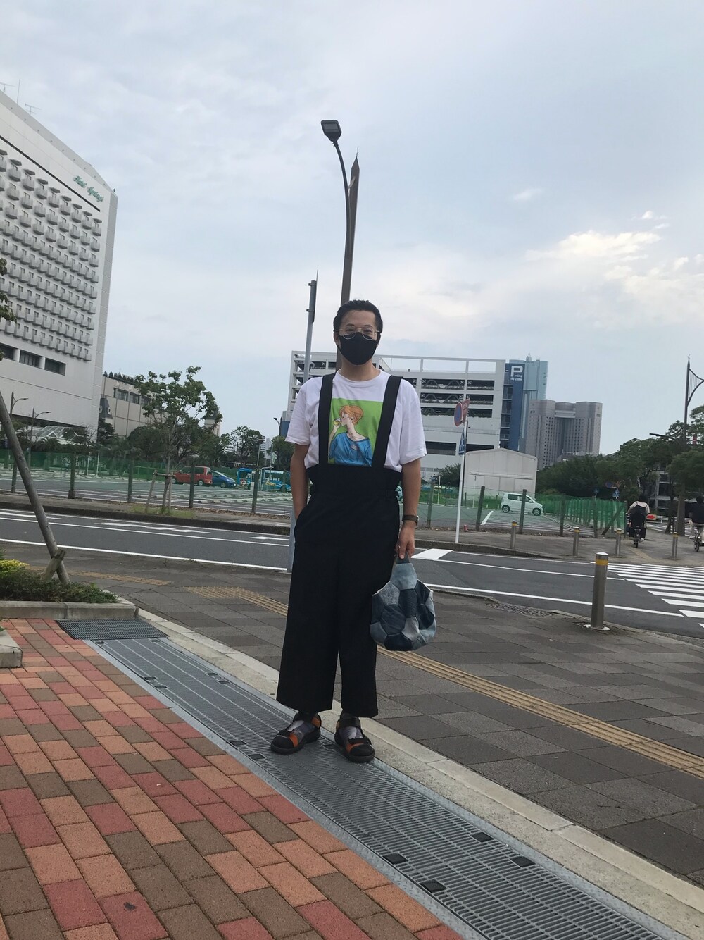 「大人カジュアル、夏、ゆったりコーデ、オーバーオール、オーバーオール普及協会、digawel、stance socks、teva、サンダルに靴下」｜「BEAMS RECORDSの#音楽を止めるなTシャツ（Tシャツ/カットソー、ホワイト系）」を使った、マーチンさん（メンズ・172cm）の夏コーディネートの1枚目の写真