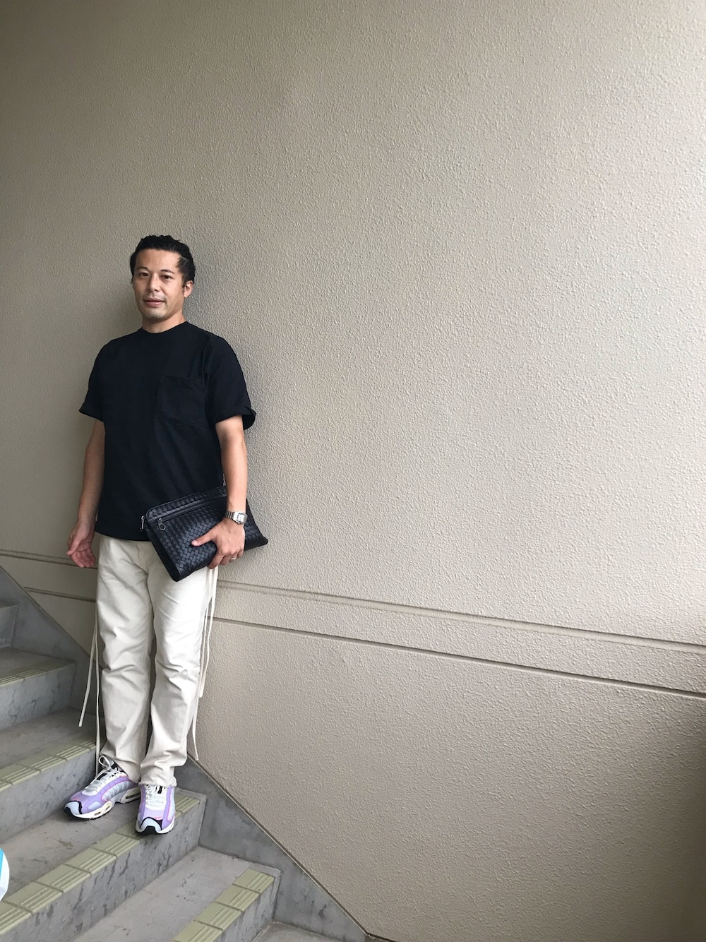 「今日のコーデ、休日コーデ、オトナカジュアル、白デニム、vynerarticles、BOTTEGA VENETA、クラッチバッグ、CAMBER」｜「BOTTEGA VENETAのBOTTEGA VENETAクラッチバック（クラッチバッグ、ブラック系）」を使った、マーチンさん（メンズ・172cm）の夏コーディネートの1枚目の写真