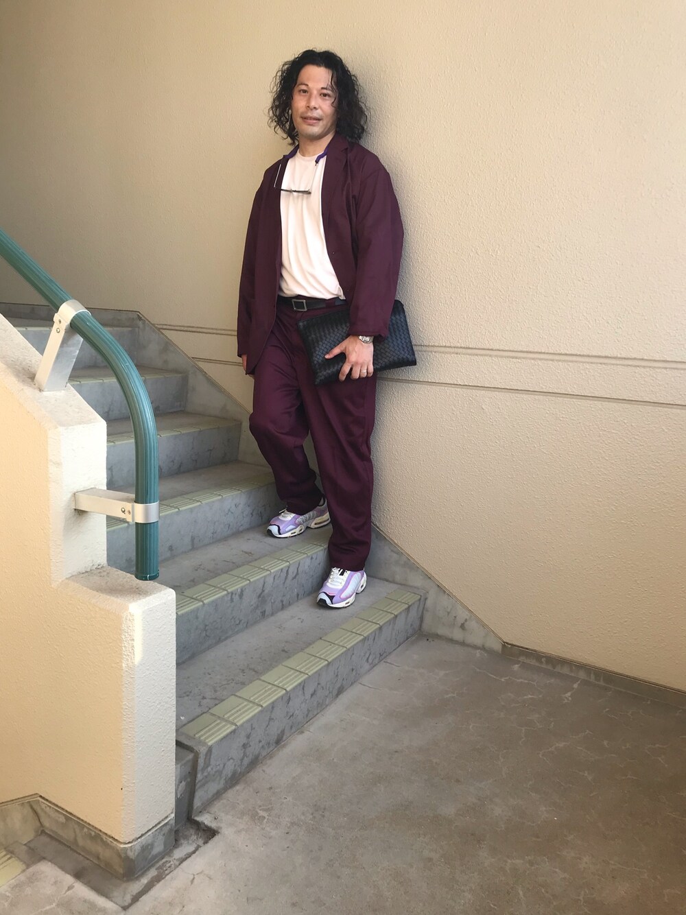 「夏、お洒落さんとつながりたい、セットアップ、セットアップスタイル、Dickies、BEAMS、TRIPSTER、大人カジュアル、クラッチバッグ、BOTTEGA VENETA」｜「BOTTEGA VENETAのBOTTEGA VENETAクラッチバック（クラッチバッグ、ブラック系）」を使った、マーチンさん（メンズ・172cm）の夏コーディネートの1枚目の写真