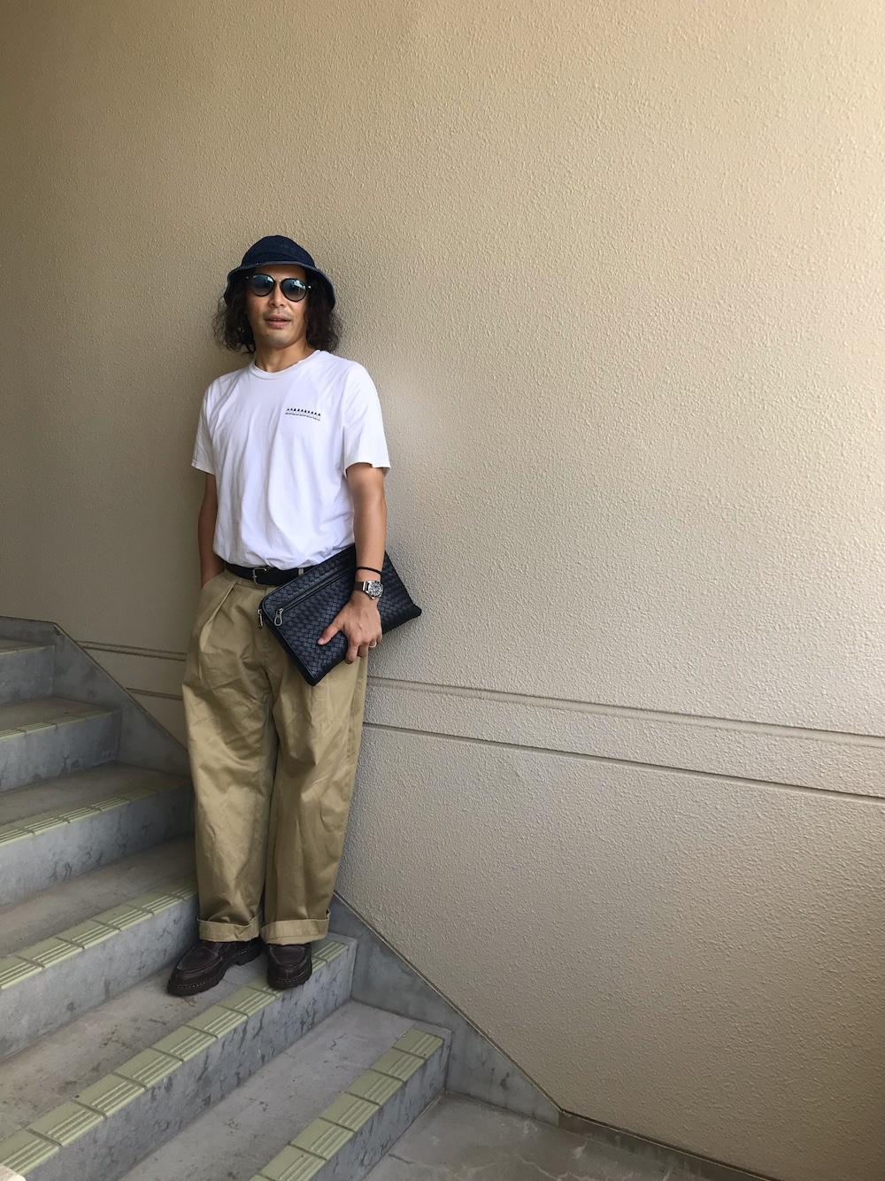 「ワイドパンツ、おしゃれさんと繋がりたい、今日のコーデ、大人コーデ、パラブーツ、Paraboot、UNITED ARROWS & SONS、シンプルコーデ、クラッチバッグ、BOTTEGA VENETA」｜「BOTTEGA VENETAのBOTTEGA VENETAクラッチバック（クラッチバッグ、ブラック系）」を使った、マーチンさん（メンズ・172cm）の夏コーディネートの1枚目の写真