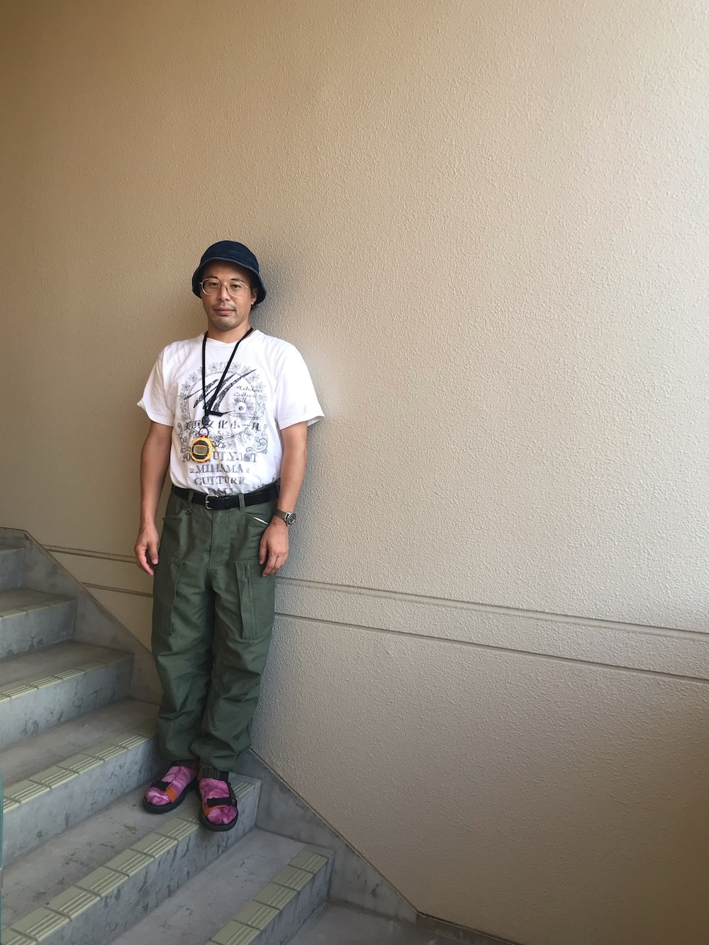「テレワーク、おしゃれさんと繋がりたい、カジュアルコーデ、いいね、save、フォローお願いします🤑、AMBUSH、カーゴパンツ、teva、Teva×靴下、タイダイ柄」｜「bpr BEAMSのCASIO × BEAMS / 別注 ネック ストラップ デジタル ウォッチ（掛け時計、イエロー系）」を使った、マーチンさん（メンズ・172cm）の夏コーディネートの1枚目の写真