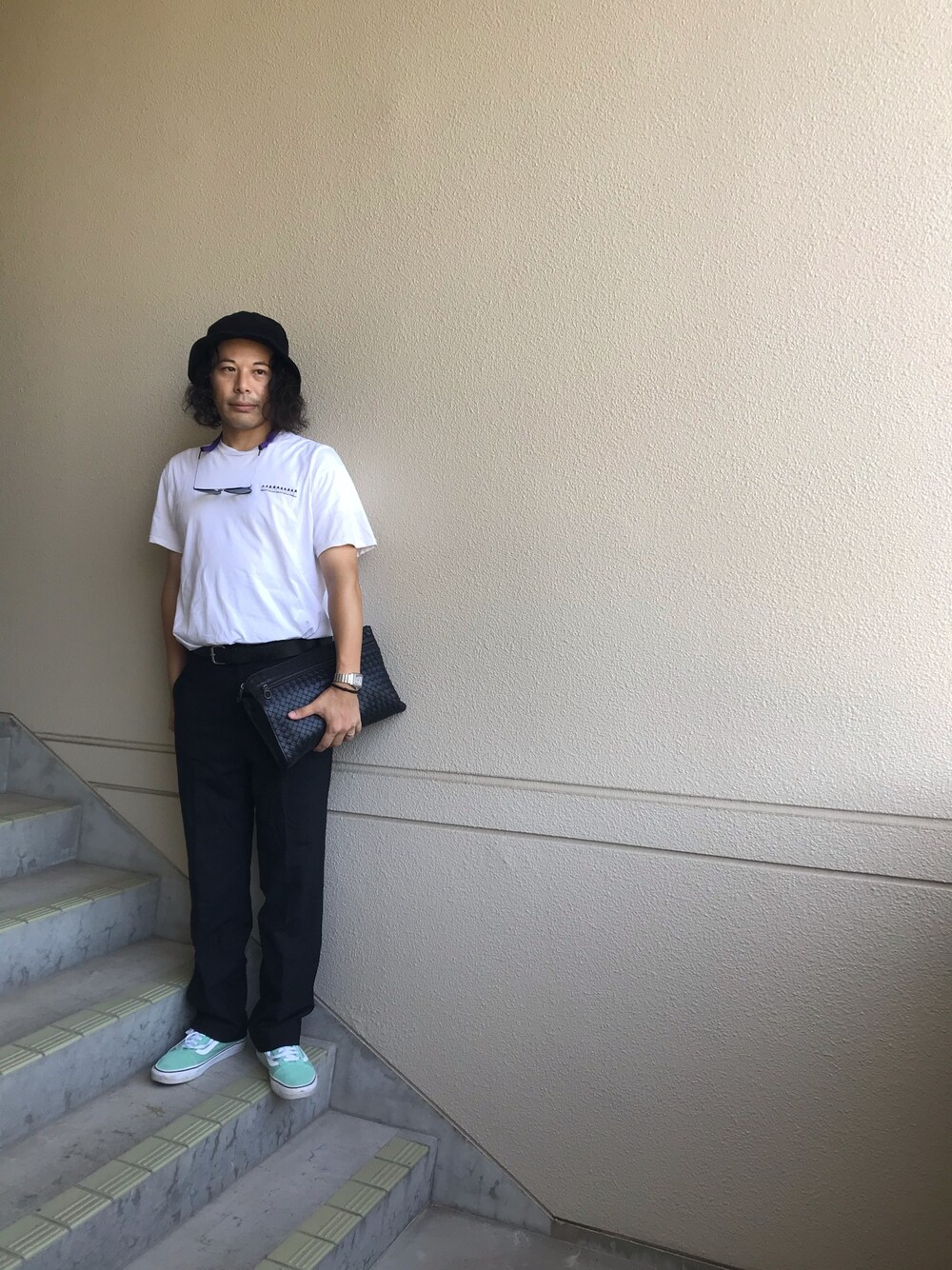 「大人コーデ、おしゃれさんと繋がりたい、スニーカー、スラックス、タックイン、クラッチバッグ、BOTTEGA VENETA、モノトーン、ハット、AMBUSH」｜「green label relaxingのSC GLR コーデュロイ マルテンハット ◆（ハット、ブラック系）」を使った、マーチンさん（メンズ・172cm）の夏コーディネートの1枚目の写真