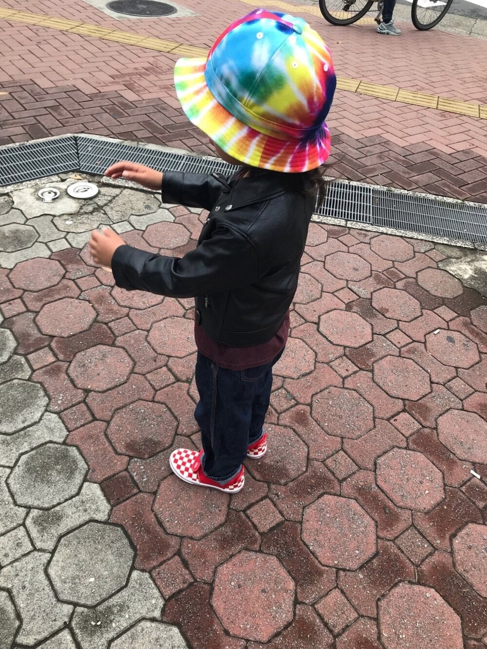 「ライダース、ライダースジャケット、タイダイ柄、green label relaxing、NEW ERA、ユニクロ、UNIQLO、ライダースコーデ」｜「green label relaxingのライダースジャケット（ライダースジャケット、ブラック系）」を使った、マーチンさん（キッズ・120cm）の秋コーディネートの1枚目の写真