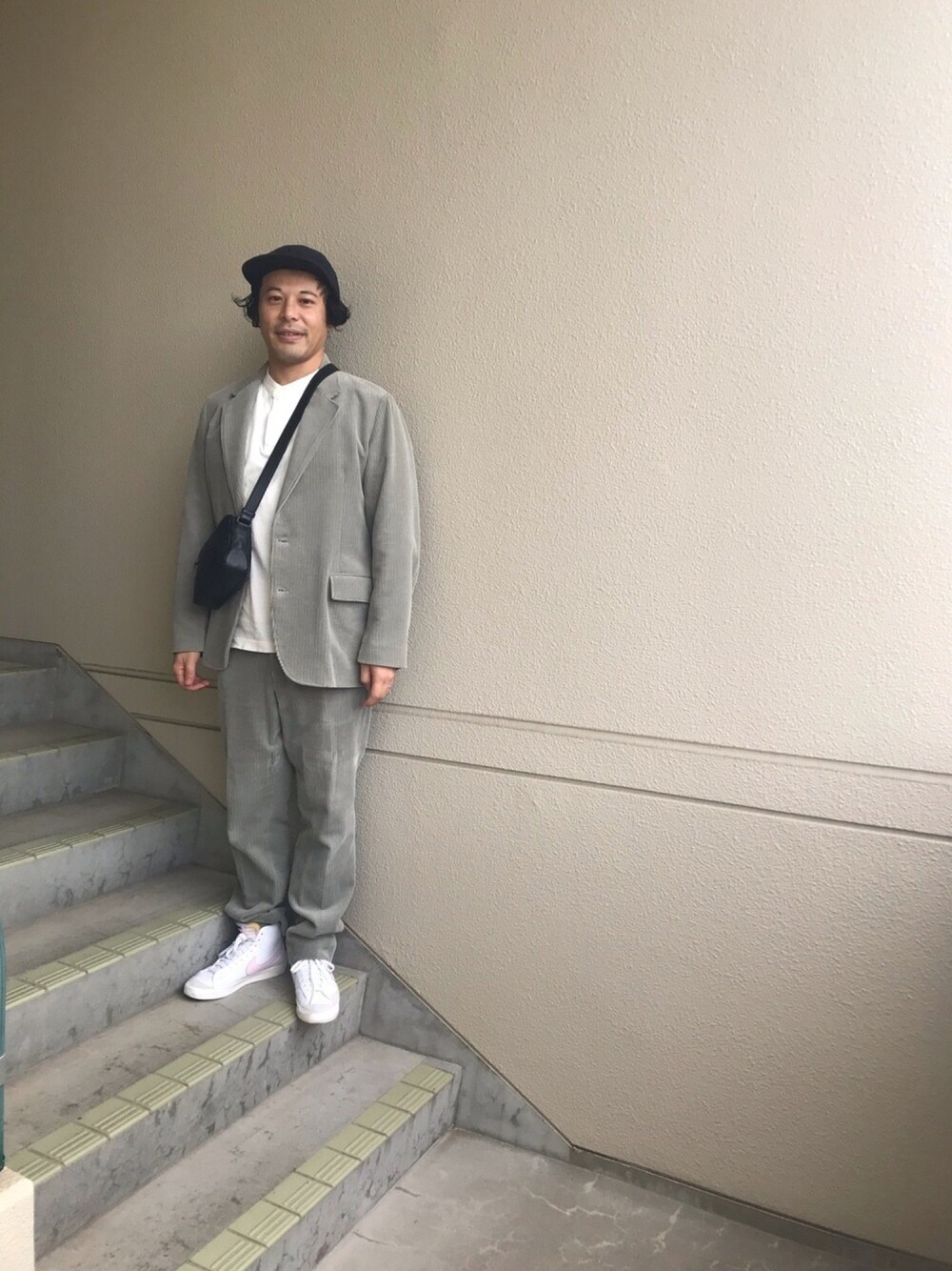 「セットアップ、セットアップスタイル、秋コーデ、休日スタイル、コーデュロイ、AURALEE、BOTTEGA VENETA、ミニバッグ、くすみカラー」｜「BOTTEGA VENETAのBOTTEGA VENETA（ショルダーバッグ、ブラック系）」を使った、マーチンさん（メンズ・172cm）の秋コーディネートの1枚目の写真