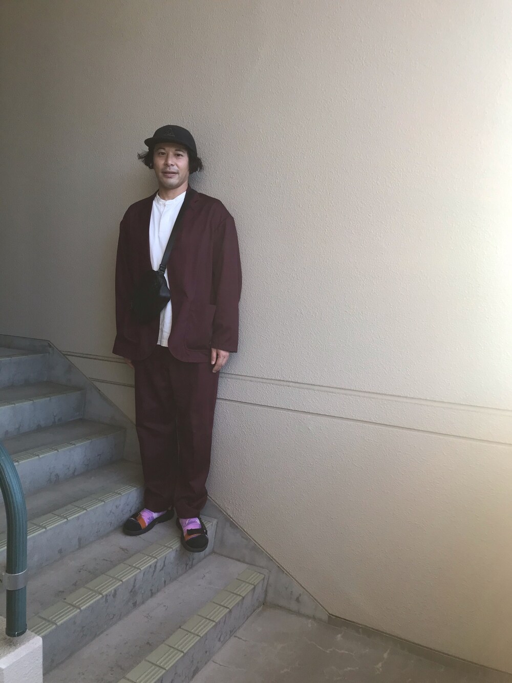 「お洒落さんとつながりたい、秋コーデ、オトナカジュアル、セットアップ、セットアップスタイル、Dickies、BEAMS、BOTTEGA VENETA、teva」｜「BOTTEGA VENETAのBOTTEGA VENETA（ショルダーバッグ、ブラック系）」を使った、マーチンさん（メンズ・172cm）の秋コーディネートの1枚目の写真