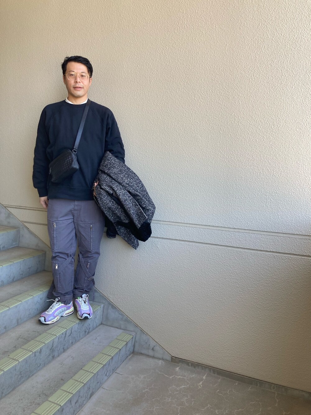 「休日スタイル、大人カジュアル、シンプル、おしゃれさんと繋がりたい、UNIQLO、AMBUSH、BOTTEGA VENETA、ミニバッグ、低身長、ユニクロ」｜「no brandのCROMBIE コート（33万円）（チェスターコート、ブラック系）」を使った、マーチンさん（メンズ・172cm）の冬コーディネートの1枚目の写真