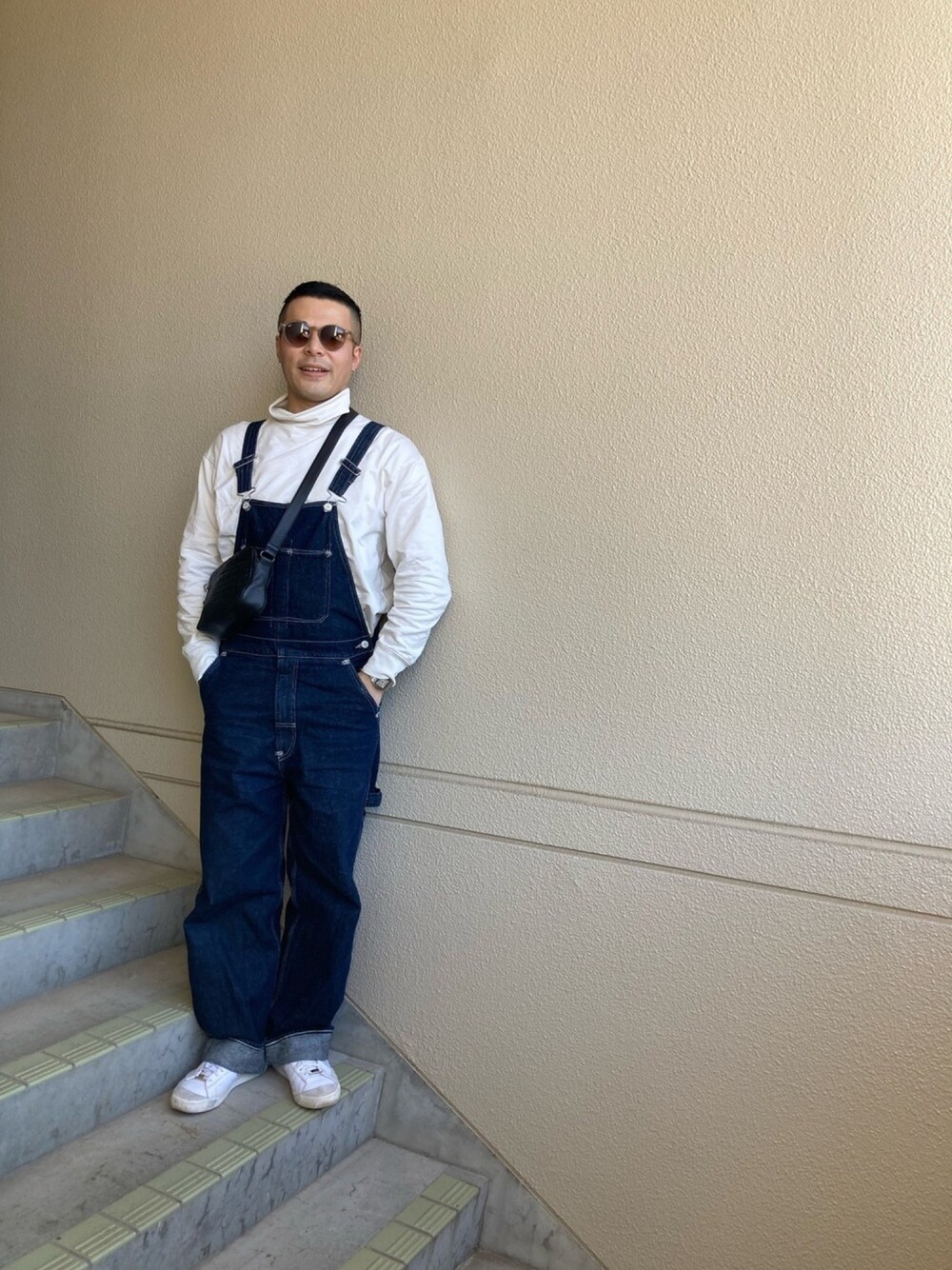 「春服、お洒落さんとつながりたい、スニーカーコーデ、きれいめカジュアル、はるコーデ、リーバイス、リーバイスレッド、BOTTEGA VENETA、NIKE」｜「Levi'sのLevi's(R)RED OVERALL TILL I GET MY WAY（サロペット/オーバーオール、ブルー系）」を使った、マーチンさん（メンズ・172cm）の春コーディネートの1枚目の写真