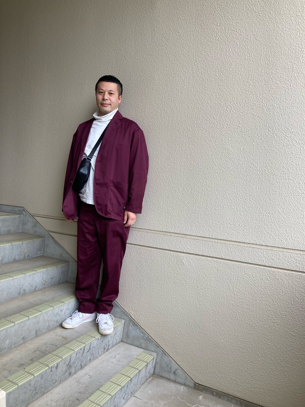 「キレイめ、セットアップ、セットアップスタイル、Dickies、BOTTEGA VENETA、NIKE、白スニーカー」｜「BOTTEGA VENETAのBOTTEGA VENETA（ショルダーバッグ、ブラック系）」を使った、マーチンさん（メンズ・172cm）の春コーディネートの1枚目の写真