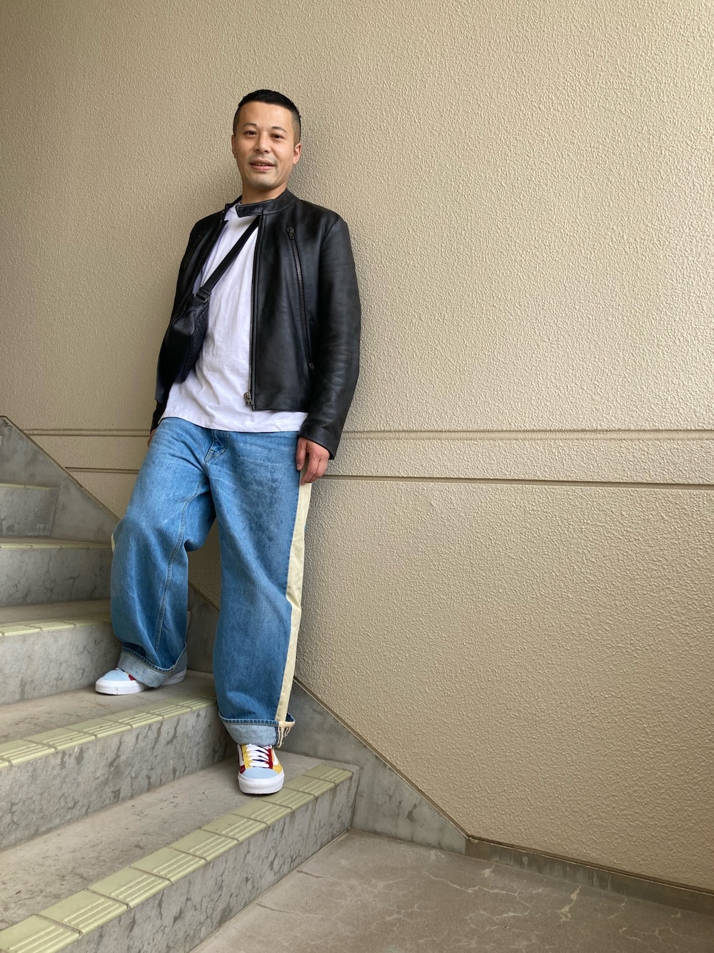 「休日コーデ、シンプル、大人カジュアル、カジュアル、ワイドデニム、ライダース、BOTTEGA VENETA、VANS」｜「MARTIN MARGIELAのレザーライダースJKT（ライダースジャケット、ブラック系）」を使った、マーチンさん（メンズ・172cm）の春コーディネートの1枚目の写真