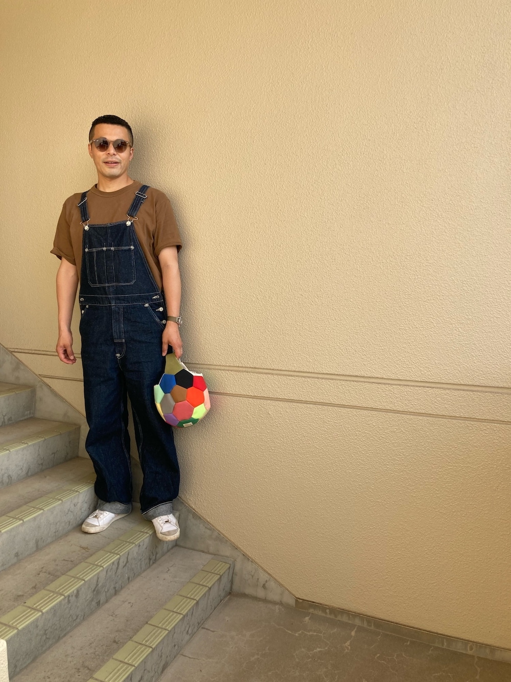 「初夏コーデ、大人カジュアル、Tシャツ、UNIQLO、UNIQLO U、Levi's、リーバイス、オーバーオール、オーバーオール普及協会」｜「OreのOre サッカーボールバック　マルチ（ハンドバッグ、その他）」を使った、マーチンさん（メンズ・172cm）の夏コーディネートの1枚目の写真