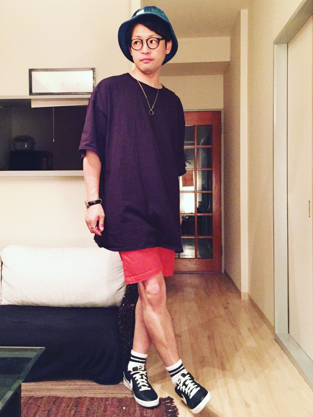 ブラック系のTシャツ/カットソー、レッド系のその他パンツ、ホワイト系のスニーカーを着用したメンズの夏コーディネートの1枚目の写真