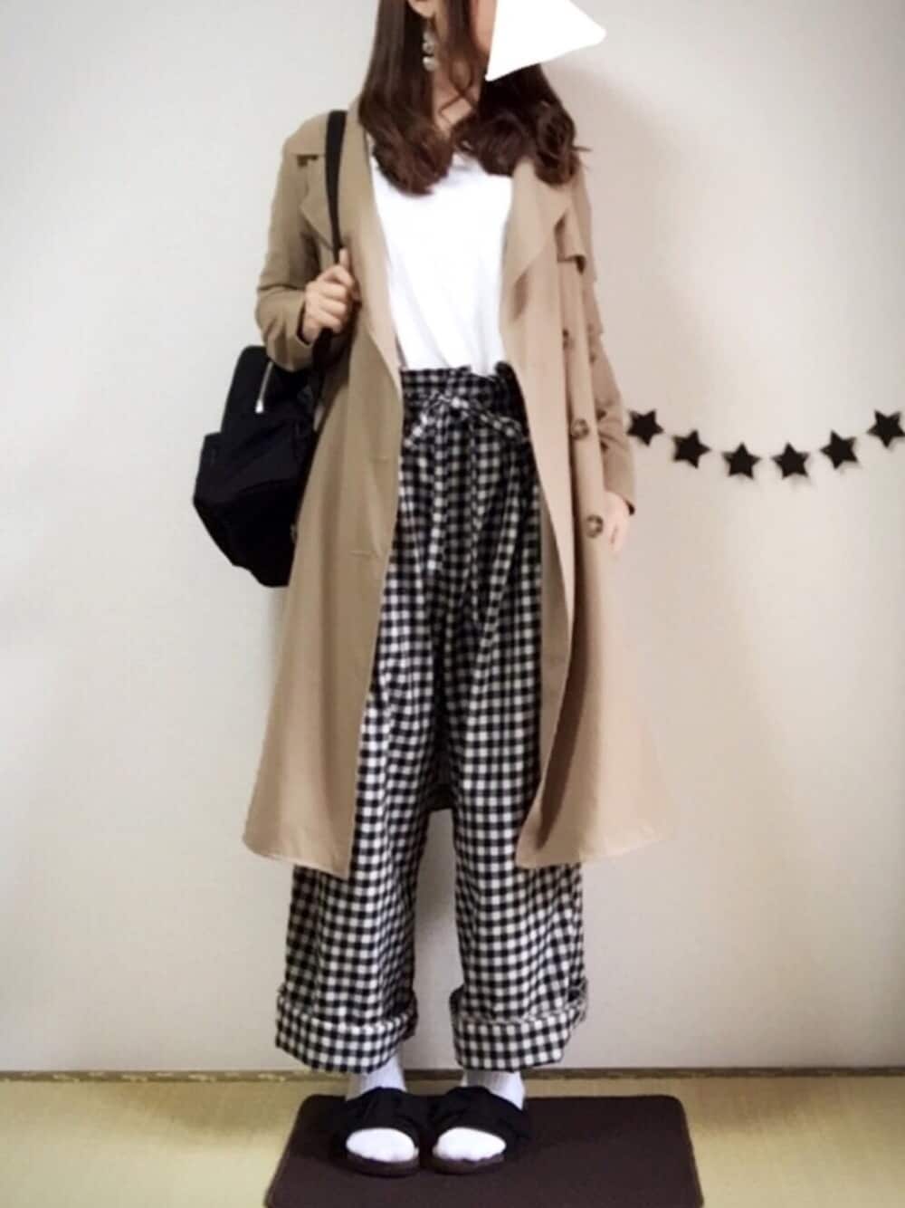 ベージュ系のトレンチコート、その他のその他パンツ、ホワイト系のトップスを着用したレディースの春コーディネートの1枚目の写真