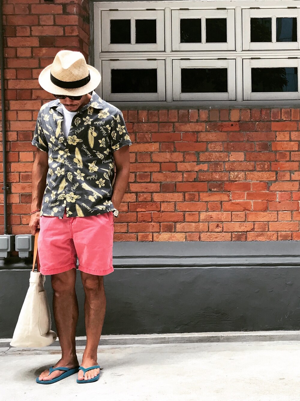 「NEW YORK HATのNEW YORK HAT SEWN BRAID TRADITIONAL BAMBOO（ハット、ベージュ系）」を使った、Brianさん（メンズ・178cm）の夏コーディネートの1枚目の写真