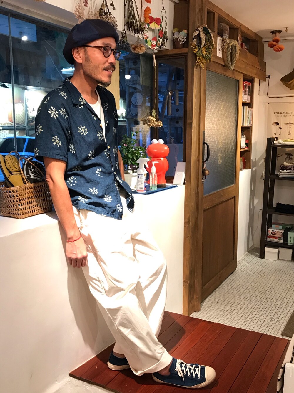 ブルー系のシャツ/ブラウス、ホワイト系のチノパンツ、ブルー系のスニーカーを着用したメンズの夏コーディネートの1枚目の写真