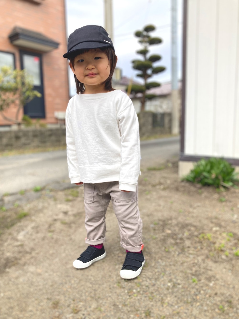 「ストリート、Branshes、ロンT、キャップ、birthday」｜「Birthdayのアイテム（キャップ、ブラック系）」を使った、めい坊さん（キッズ・90cm）の春コーディネートの1枚目の写真