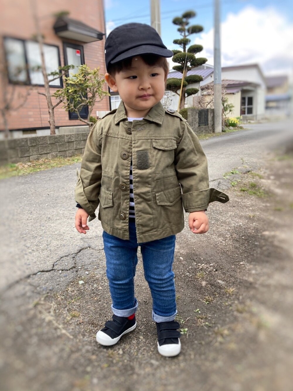 「キャップ、カジュアルコーデ、ミリタリー」｜「Birthdayのアイテム（キャップ、ブラック系）」を使った、めい坊さん（キッズ・90cm）の春コーディネートの1枚目の写真