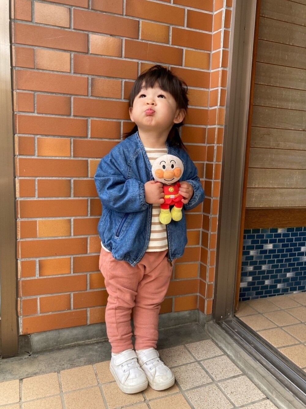 「主役はカラーパンツ、デニムジャケット、ボーダー、無印良品、おんなのこ、2歳、アンパンマン」｜「BIG FIELDのデニムジャケット（80～120cm）（デニムジャケット、ブルー系）」を使った、めい坊さん（キッズ・90cm）の春コーディネートの1枚目の写真