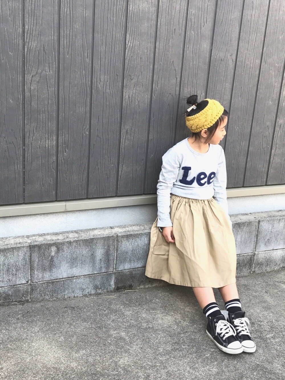 ベージュ系のスカート、その他のその他、その他のその他を着用したキッズの秋コーディネートの1枚目の写真