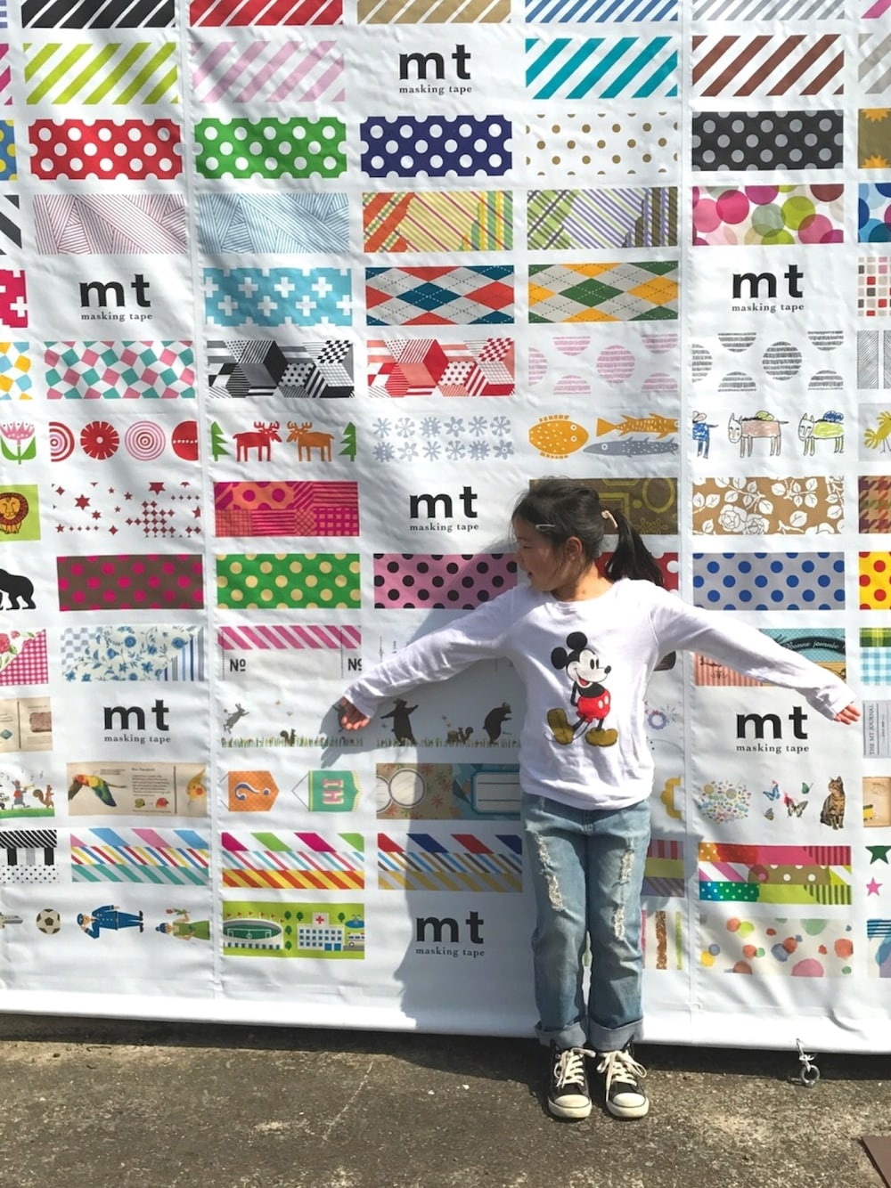 ホワイト系のTシャツ/カットソー、ブルー系のデニムパンツ、ブラック系のスニーカーを着用したキッズの春コーディネートの1枚目の写真